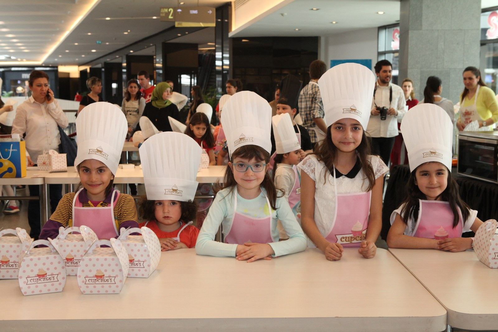 Minik Eller Cupcake Yapıyor