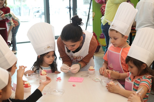 Minik Eller Cupcake Yapıyor