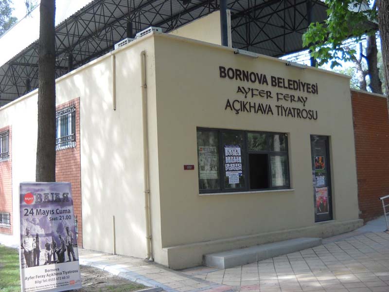 Bostanlı Suat Taşer Açık Hava Tiyatrosu